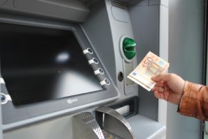 Banche, Altroconsumo: costi in aumento per i conti correnti