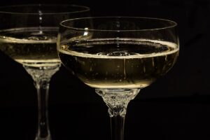 Contraffazione, sequestrati 1400 litri tra champagne, olio e alcool etilico